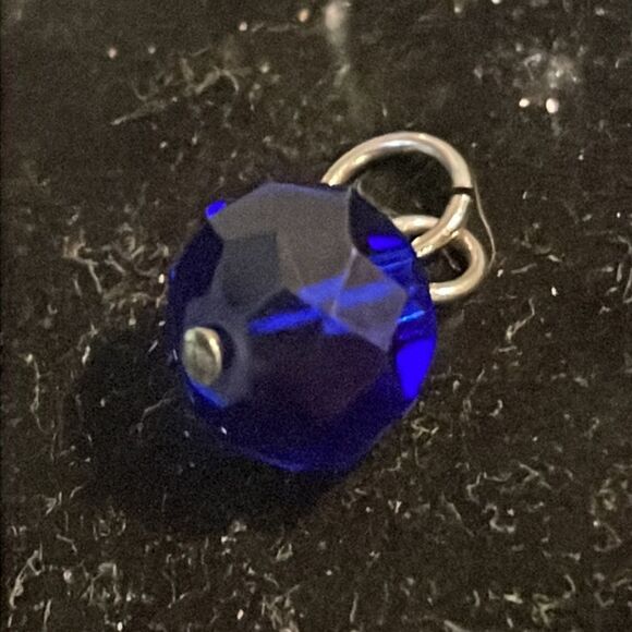 0.5” silver tone jump hoop w/blue sapphire colored bead charm/pendant - Picture 4 of 9